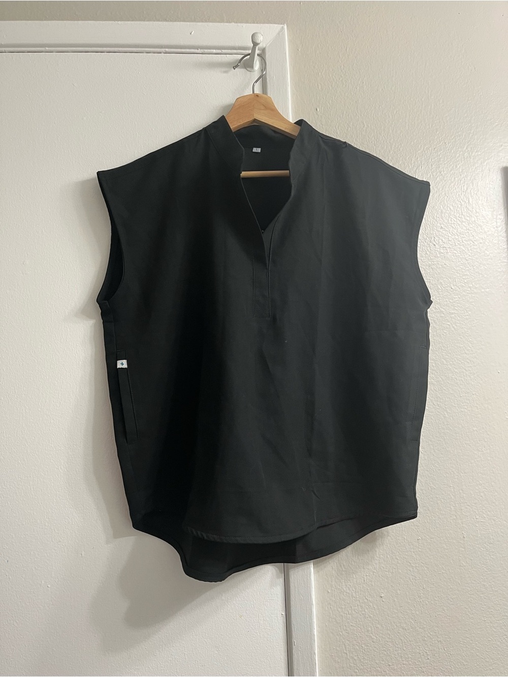 Figs Men's Black Sleeveless Medical Scrub Top